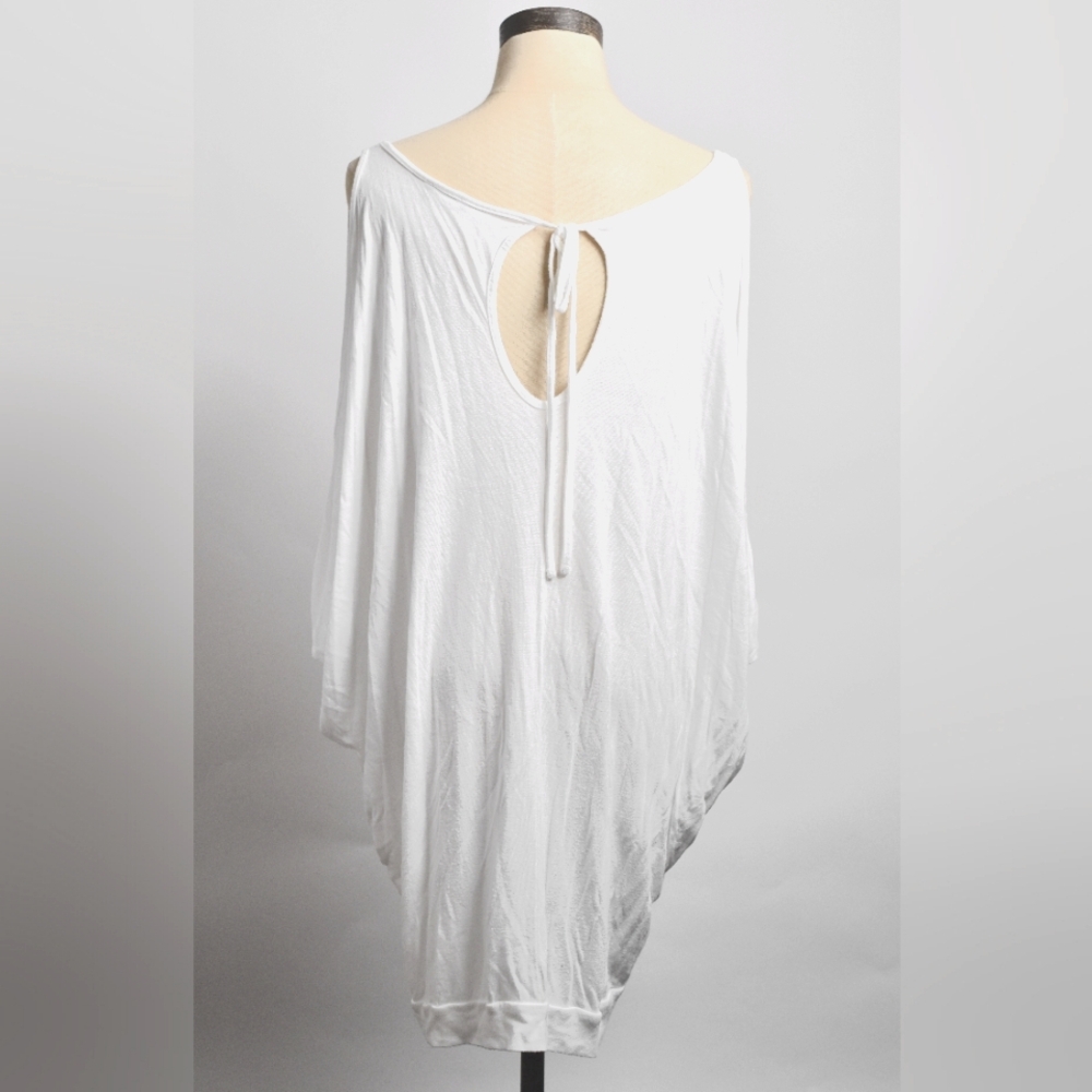 Venus brand, white cold shoulder, short sleeve top in size XL